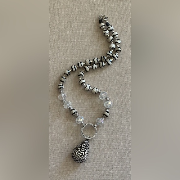 22-1/2 inch Wavy Tibetan Agate Faceted bead necklace NWOT - Picture 2 of 15